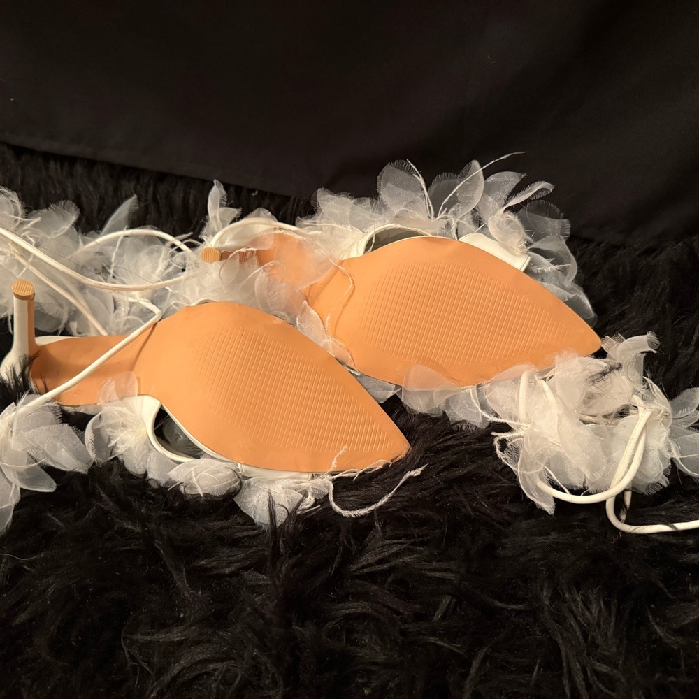 AZALEA WANG ELKIN FLOWER EMBELLISHED SANDAL IN WHITE - Picture 4 of 6